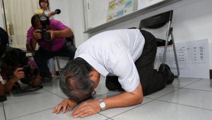 父亲为救老伴下跪求女儿卖房遭拒绝:为什么不让你儿子