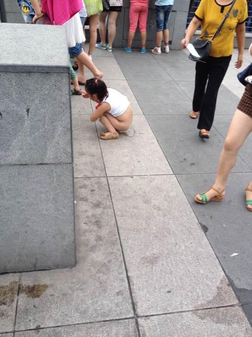 今天在外滩一小女孩当众小便