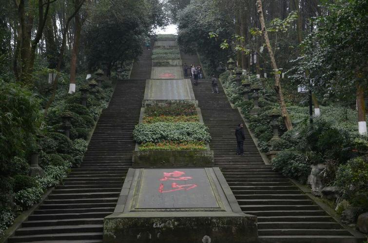 《孝的传承》泸州忠山公园是一座以孝为主题风景秀丽的乐园.