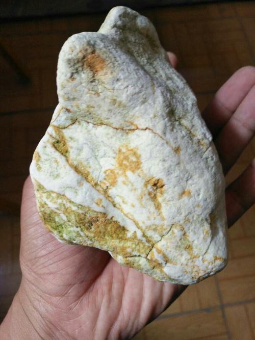 南海海边捡的,这个乳白色的是什么石头?