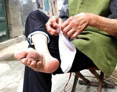 民国时的"小脚女人",凭三寸金莲嫁权贵,从不洗脚,仅丈夫见过