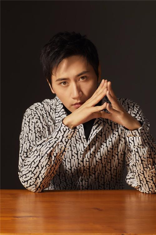 李雨轩展现儒雅成熟范 新写真气场秒变强