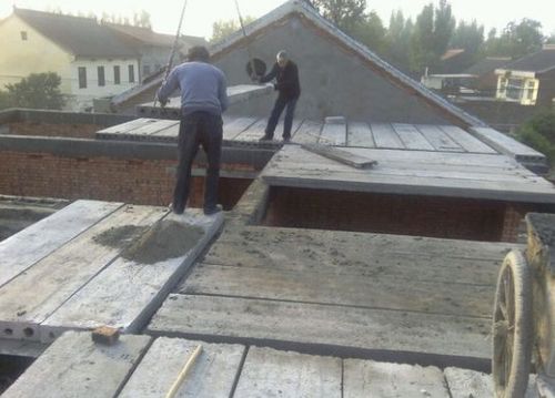 18万建砖混,预制板楼面,楼梯的两层自建房,儿子看后大