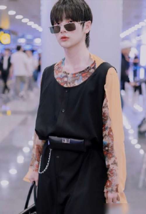 找到比蔡徐坤还娘的男星!周震南"女装"走机场,这还算是男人?