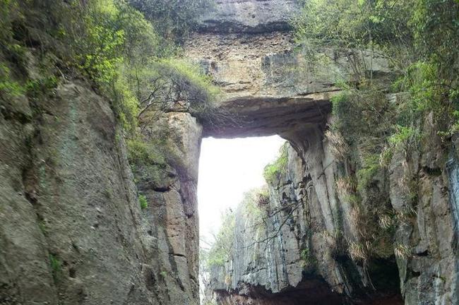 古代人工运河,横跨两岸的天生桥,是巨石而成