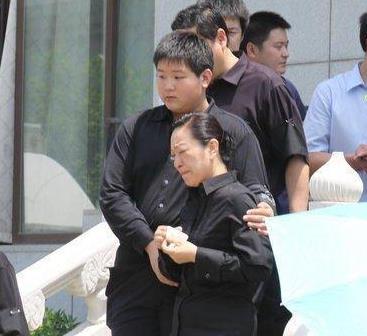 2009年,"央视一哥"罗京患病去世,如今妻子改嫁儿子长成这样