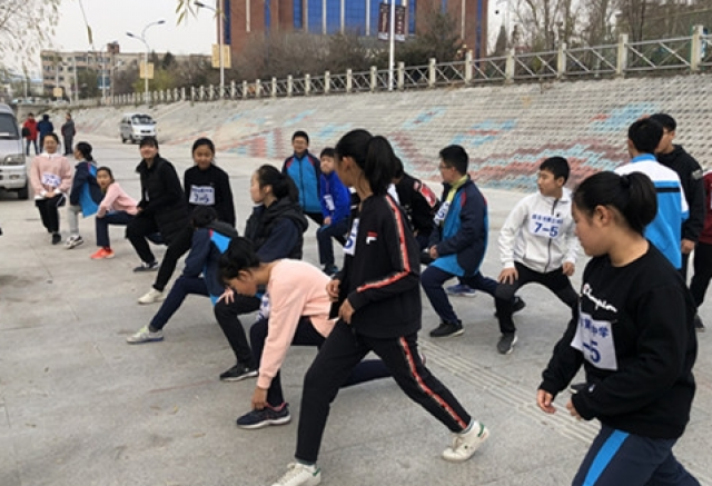 日前,延吉市第三中学在延吉市烟集河坝举行了秋季长跑比赛.