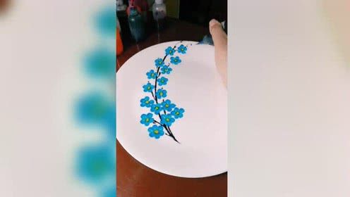 白色盘子上画出蓝色的漂亮小花,果酱的神奇之处