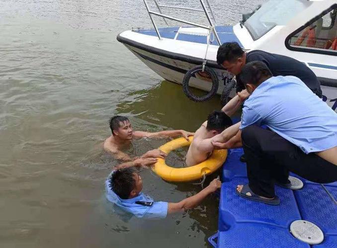 男子野泳体力不支意识模糊之际一个身影跳入河中