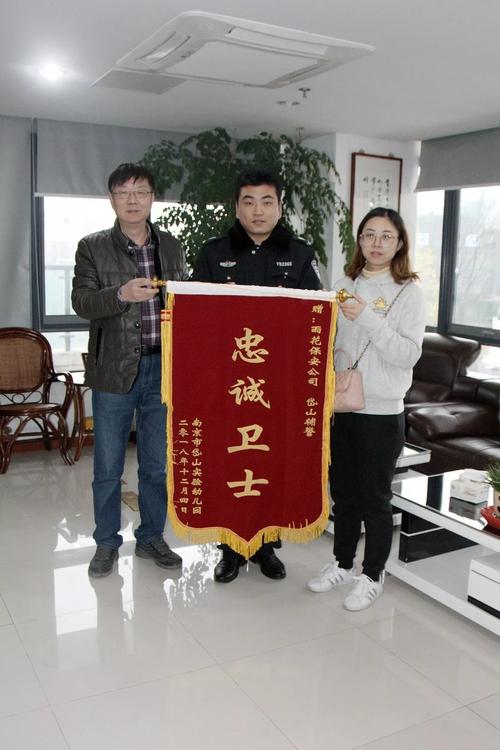 雨花保安护学岗温暖学生回家路