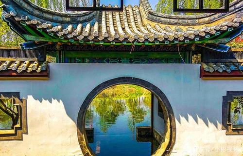 苏北某村镇建成大型古建筑群,荒芜数年,具有独特的古典景观