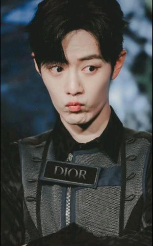 肖战新剧《王牌》休息时嘟嘴照片被曝光,太可爱了,完全像个孩子