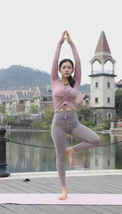 瑜伽练就好身材搭配上唯美的衣服你也可以美得不可方物