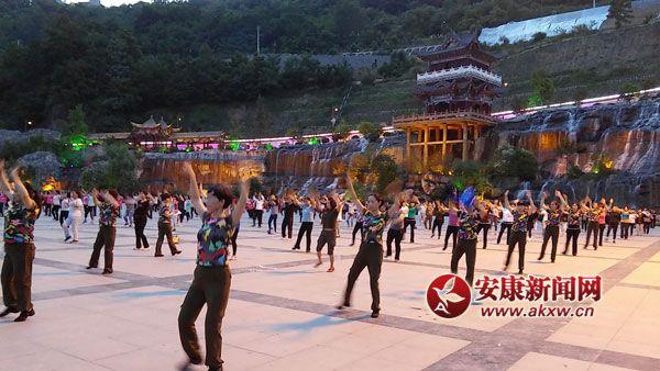 广场舞"火"到小县城 岚皋百姓跳出幸福感 - 安康新闻网
