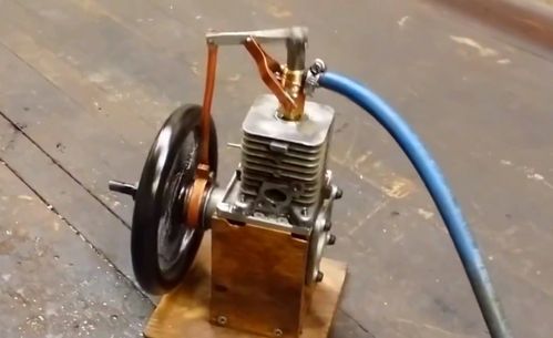 工人制造的微型蒸汽机火车,体积不大竟然能坐三人,就是容易压脚