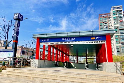 靓丽中国红 浓浓京剧味 与众不同的武汉地铁"谭鑫培公园站 "