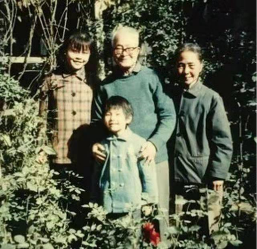 沈从文:婚内2次出轨,与妻子分居,自杀未遂,晚年后悔