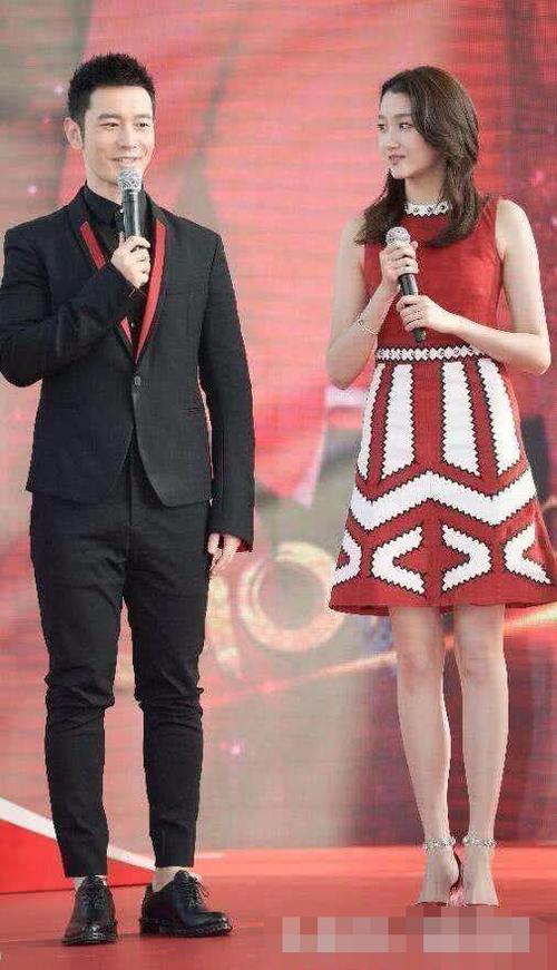 身高180黄晓明和173关晓彤同框,谁谎报了身高?一目了然