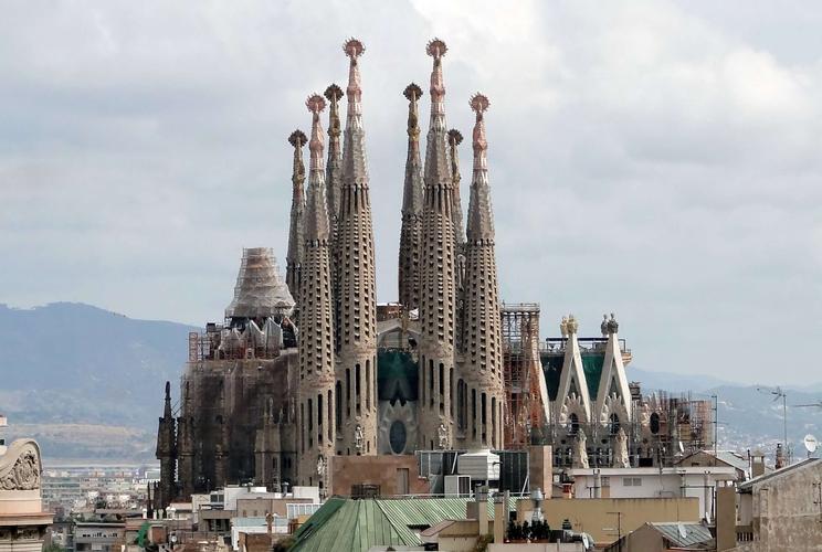 又译作神圣家族大教堂,简称圣家堂(sagrada família),是位于西班牙
