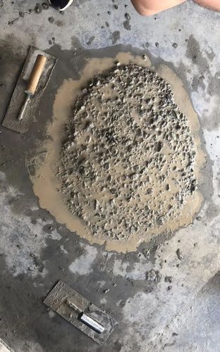 泌水是混凝土拌合物的一种离析现象,是保水性能差引起的,影响混凝土