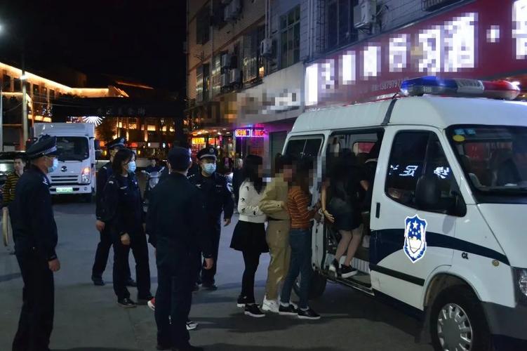 赣州警方重拳扫黄多名男女被现场抓走图