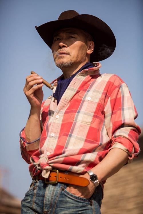 手夹雪茄演绎酷炫西部牛仔风