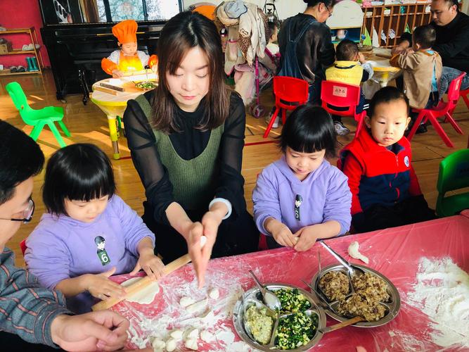 春天幼儿园快乐冬至包饺子亲子活动
