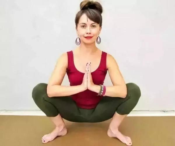 每天"瑜伽蹲", 排便顺畅, 大肚腩也消失了