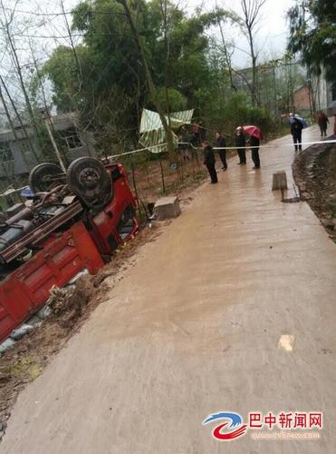 分,巴中市平昌县笔山镇凤凰社区黄梁寨(小地名)发生一起货车侧翻事故