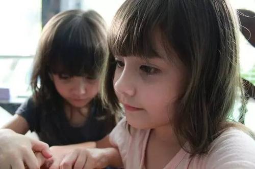 两个人真是从小就又美又萌啊 虽说女大十八变 但是naomi和lisa的近照