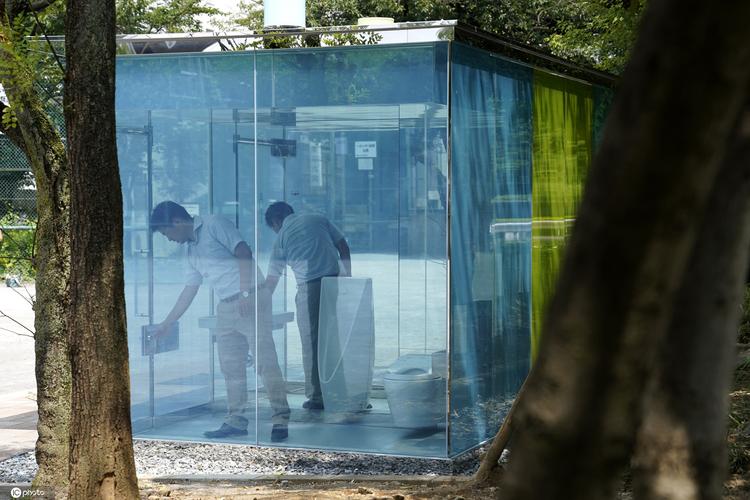 当地时间2020年8月5日,日本东京涩谷,当地一公园出现3个透明厕所,分别