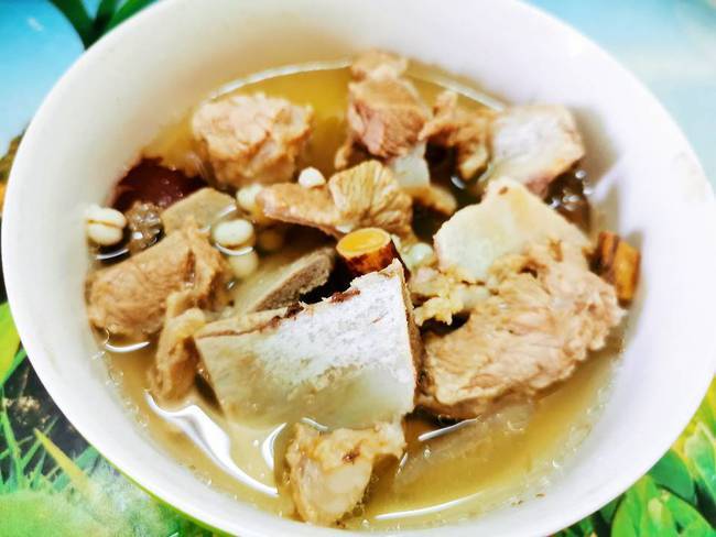 6,把所有食材倒进汤锅里,"煲汤状态"下1个小时左右就好啦5,把生姜清洗