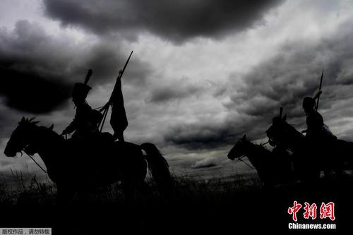 奥地利重现拿破仑进军捷克场景 穿古装骑马行军