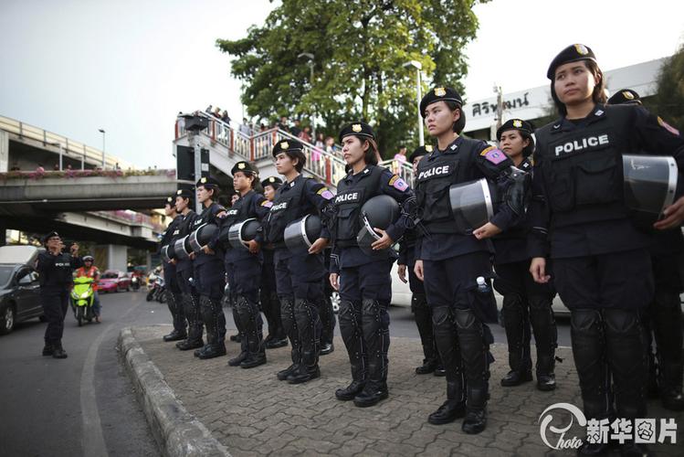 泰国女警封锁道路阻止示威活动