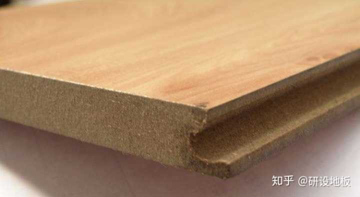 强化地板切开后侧面是这样的: 希望能帮到你