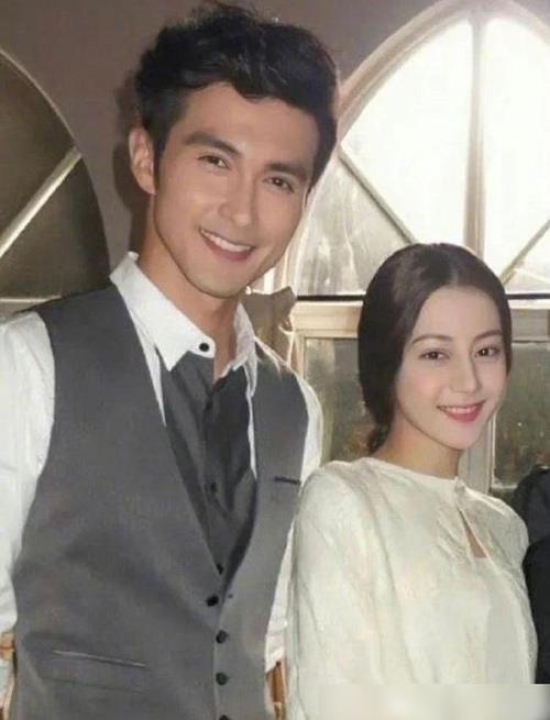 高伟光迪丽热巴旧照曝光又甜又温柔像民国时期的贵公子贵小姐