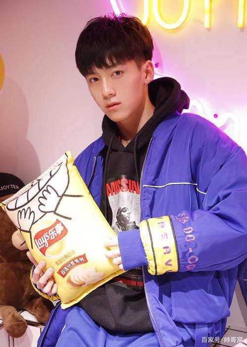 组图:萌萌哒帅帅的05后小鲜肉,爱喝牛奶的男生皮肤都