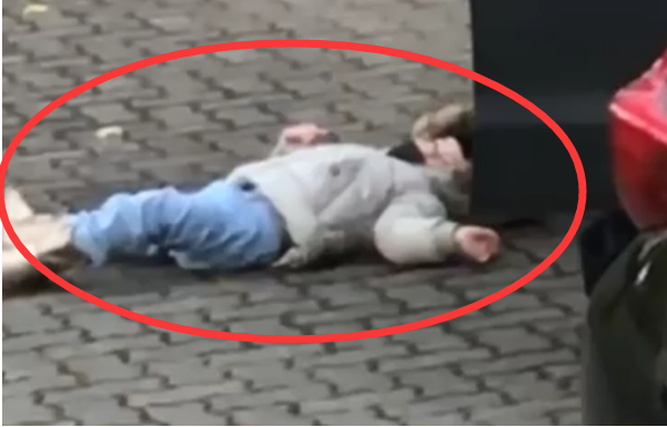 3岁女儿放学懒得走路平躺装死网友爸爸的举动帅爆了