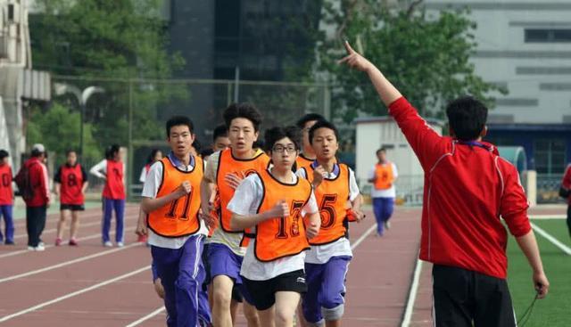 初中生800米跑步跑完后称累成狗体育老师都怪我老生病