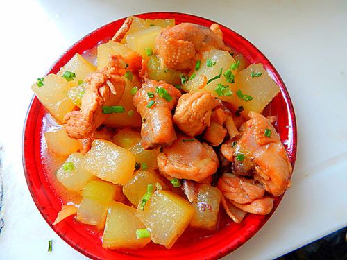 冬瓜烧鸡是一道以冬瓜,鸡肉为主要食材,调料主要为油,盐,酱油的家常菜