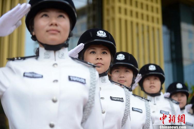 扬州女子特勤队80后"警花"换白色新警服
