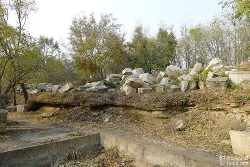 站在"方壶胜境"的临水遗址上,看到满地散落的建筑残件,一方面赞叹