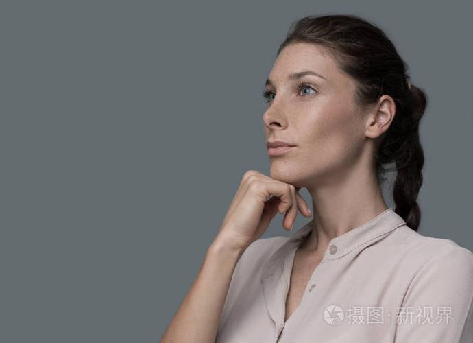 自信的女人用手在下巴上思考,她在计划和决策