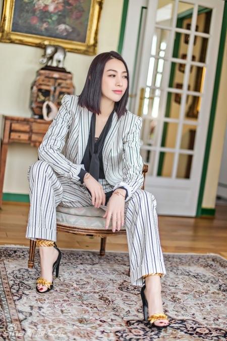 组图:温雅亮相巴黎时装周 条纹西装尽显帅气