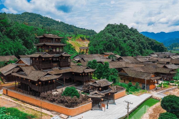 惹巴拉景区位于湘西龙山县苗儿滩镇的洗车河与靛房河交汇处,北距龙山