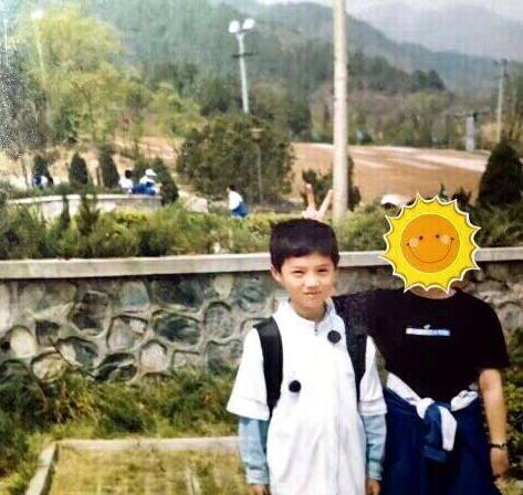 太可爱!鹿晗童年照曝光潮范十足阳光帅气