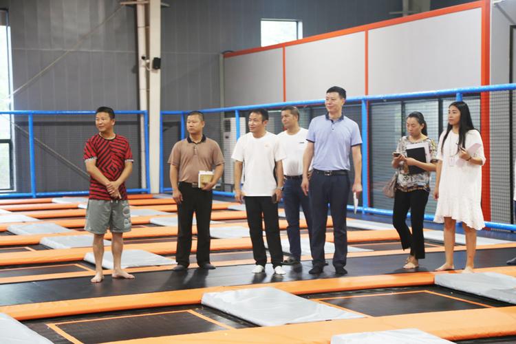仙桃市教育局局长蔡涛在李小双运动城调研