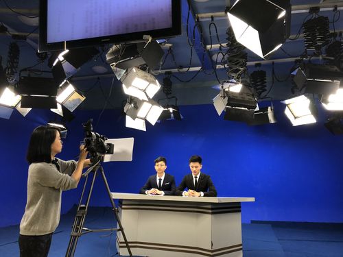 播音与主持艺术专业学生在演播厅进行电视播音训练