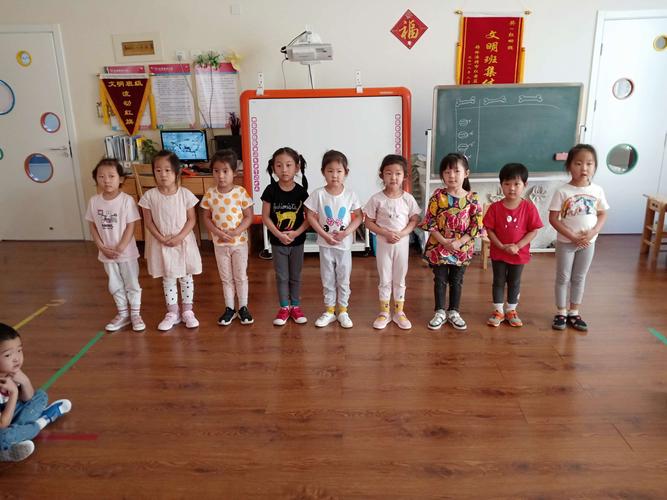 我们小朋友也学一下正确的站姿.