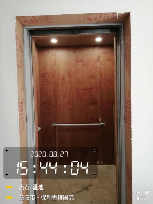 今天看到了电梯内部的样子,电梯内部木板保护已做好